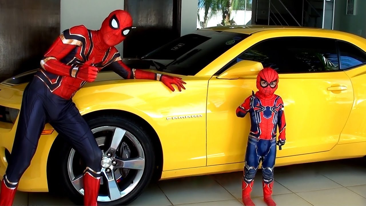 Papai e o Pequeno Homem Aranha encontram um CAMARO AMARELO na Garagem