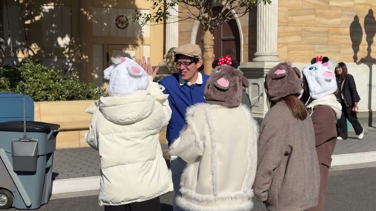 ファンカストしらすさんがタワーオブテラー前にてゲストの写真撮影してくれてます！