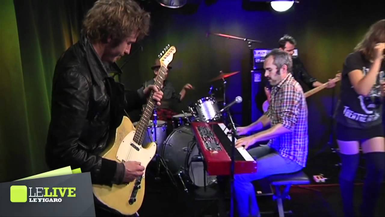 Izia - Pissing in a river ( reprise de Patti Smith ) - Le Live