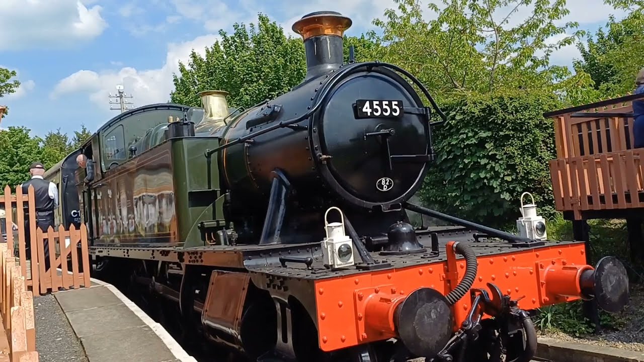37227 and GWR Small Prairie No. 4555 in action at the Chinnor & Princes Risborough Railway.