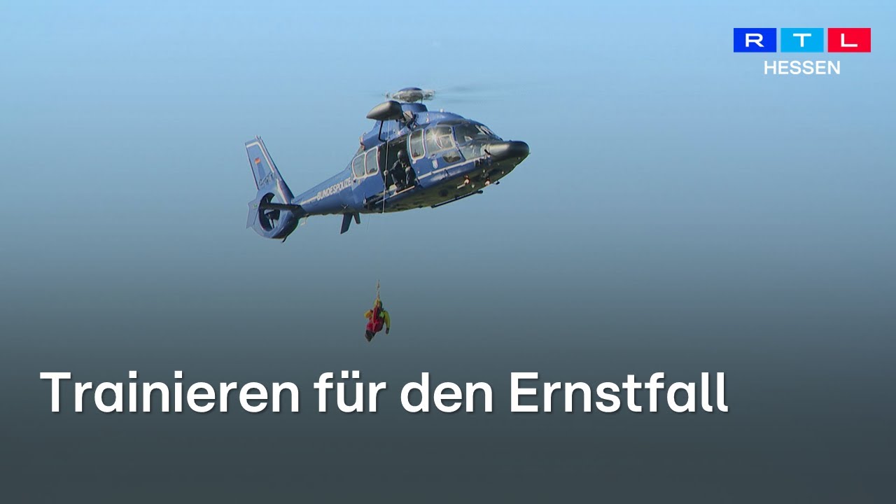 Luftretter &uuml;ber dem Main bei Gro&szlig;auheim