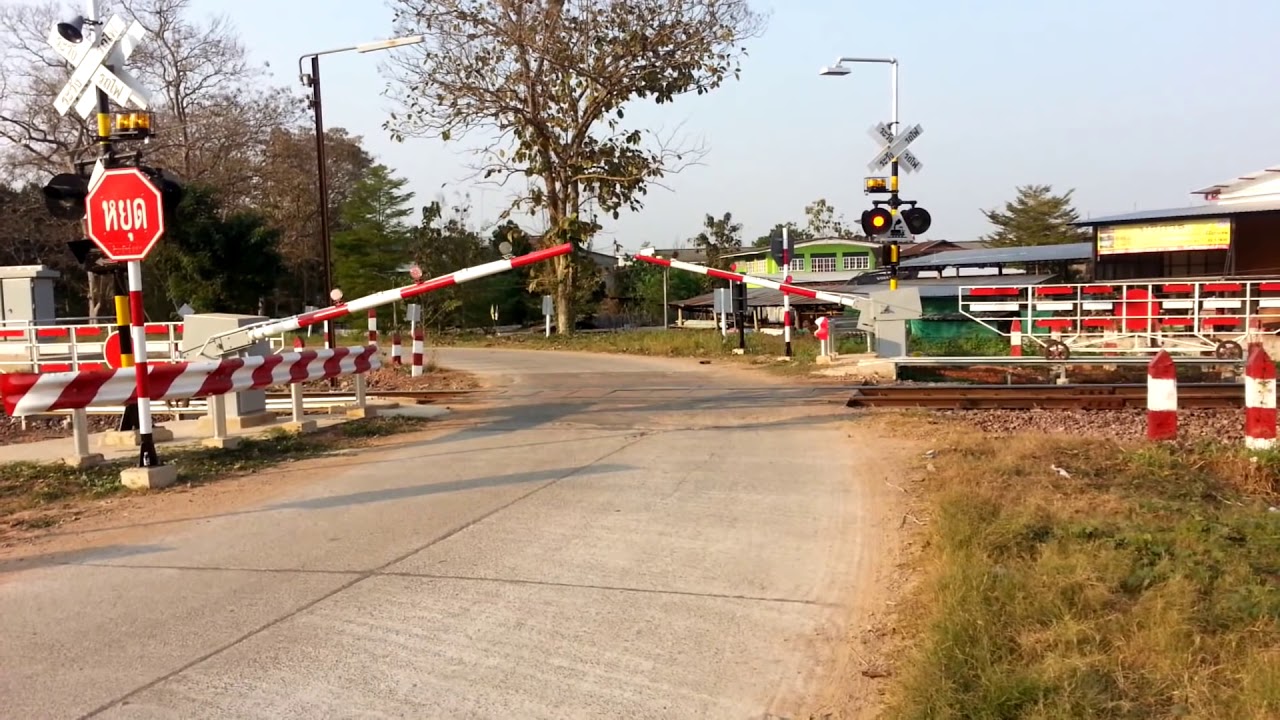 ทางกั้นใหม่อัตโนมัติก่อนเข้าสถานีรถไฟเด่นชัยและขบวน111ผ่านก่อนถึงสถานีเด่นชัยปลายทางขบวนรถ