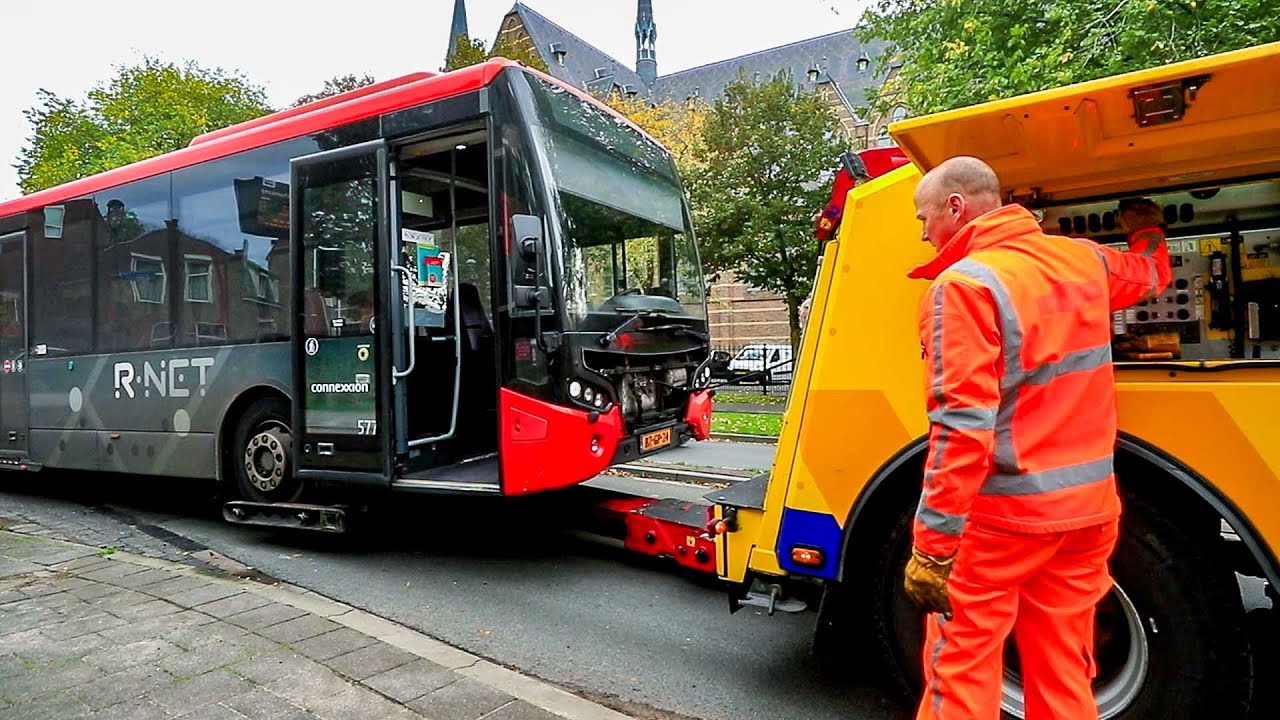 BERGING : Stadsbus met pech naar remise slepen 🚍 (VDL CITEA)