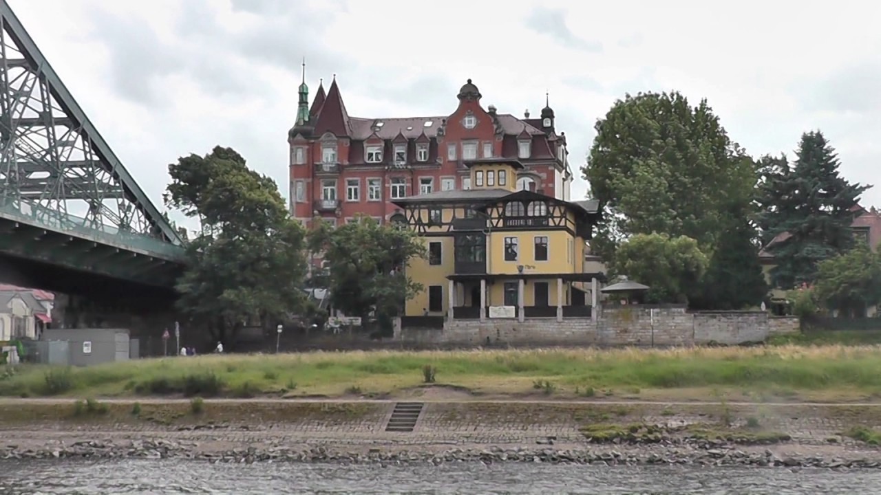 Stadtbesichtigung zu Wasser mit dem Raddampfer in Dresden