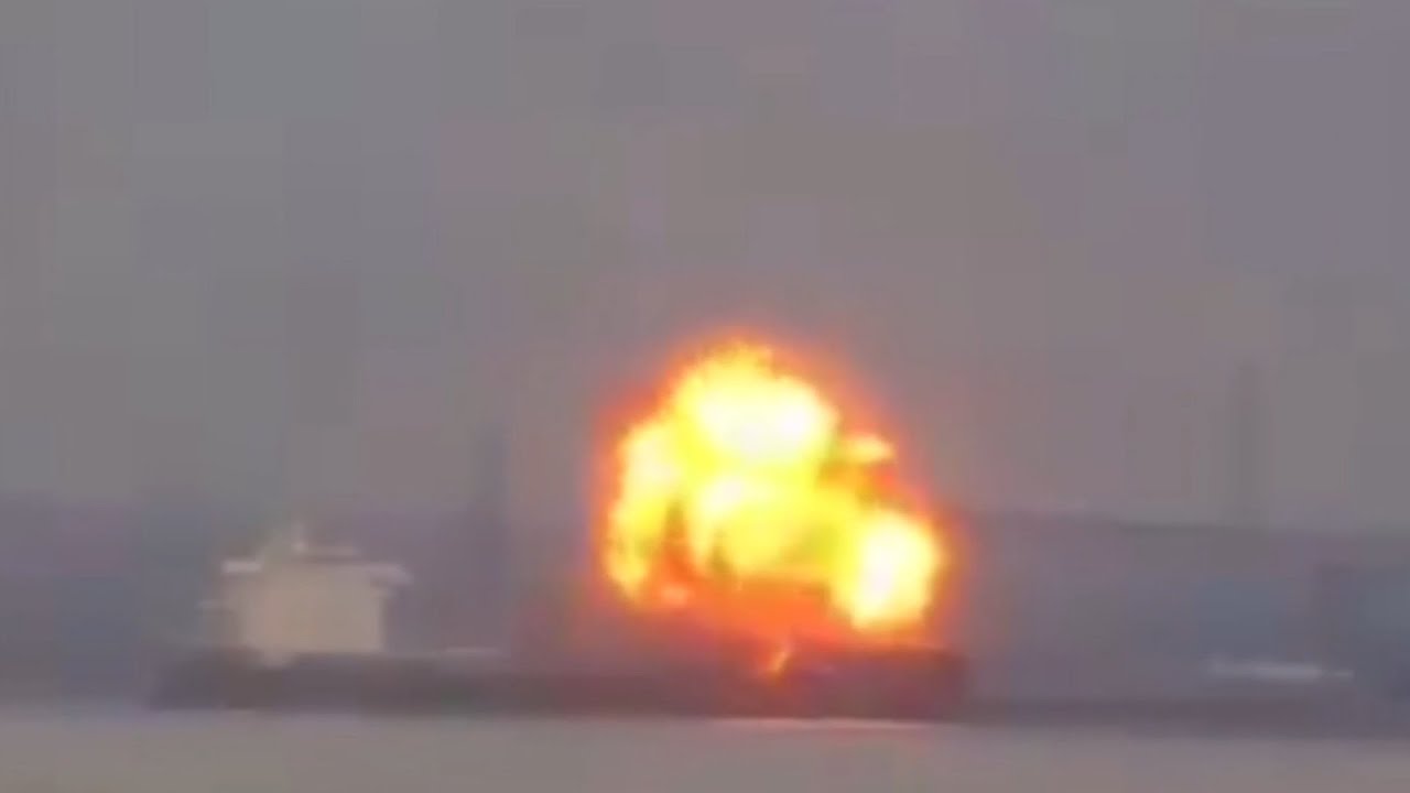 Cargo ship explodes in US city of Baltimore