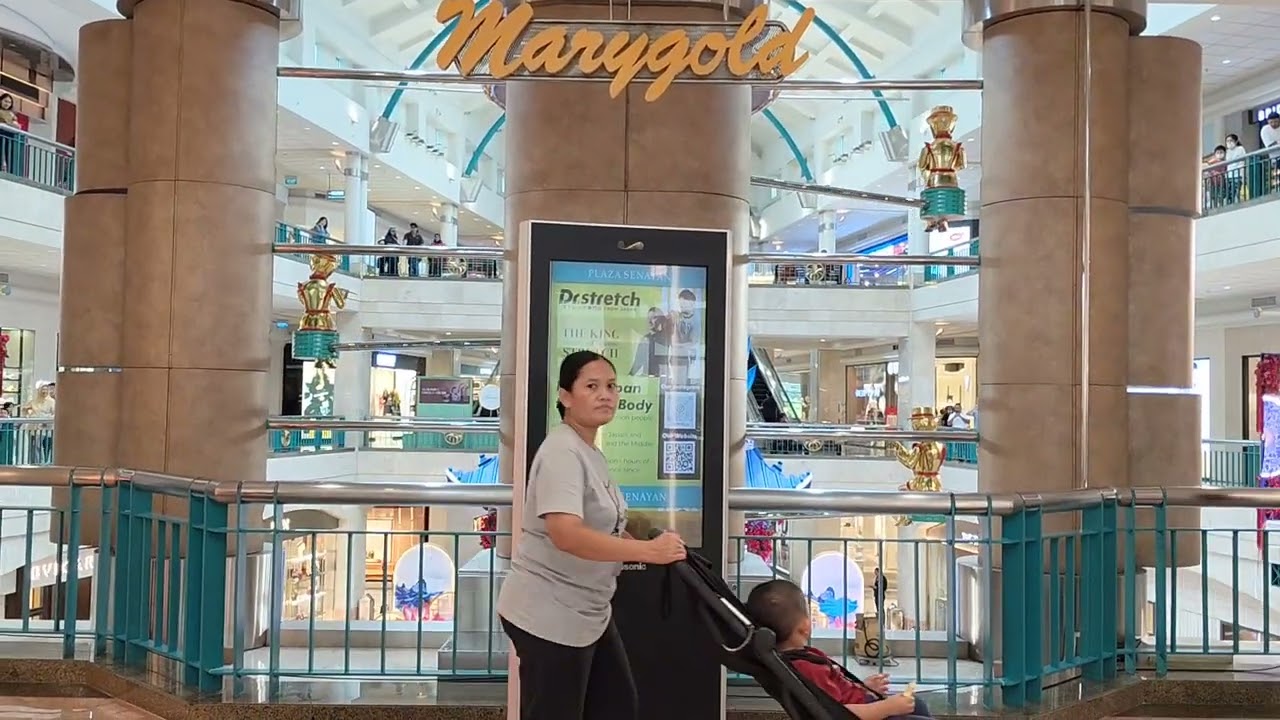 Plaza senayan clock  jam 12 hr minggu tanggal 15 Februari 2026.