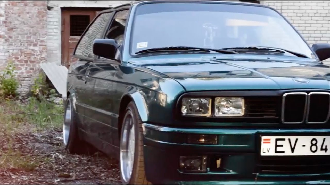 BMW E30 Lagunengruen stance with taifun grill