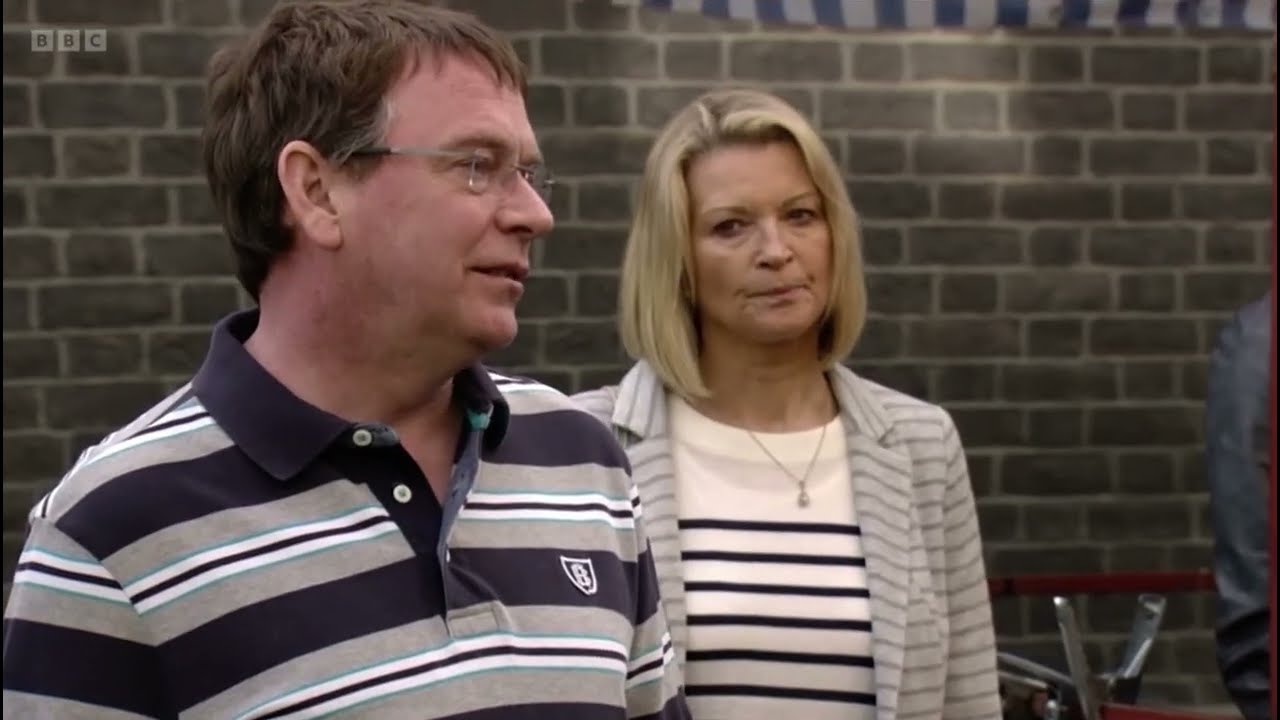 Eastenders Ian tells the market traders that he is not selling the restaurant to costmart anymore