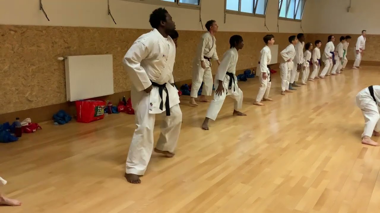 Entraînement ligue Paris, karaté petit échauffement avant de commencer l’entraînement