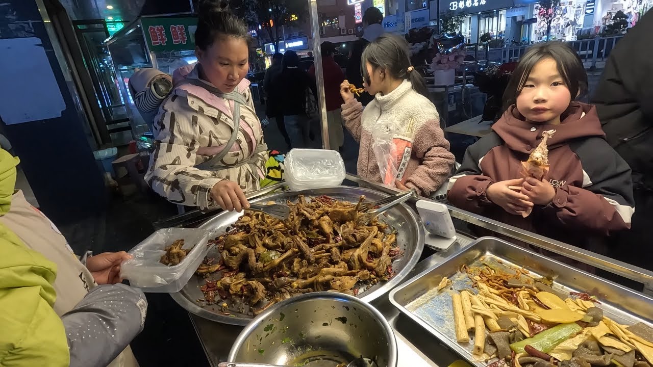 春節的貴州小縣城夜市，🍜街頭小吃地方美食，看著就餓了！| Realistic China Life Walk