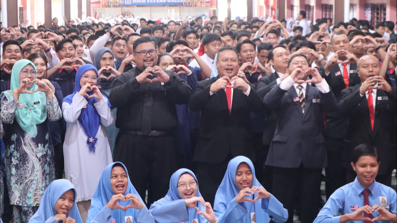SIMBOLIK PEMAKAIAN JALUR GEMILANG PADA SERAGAM MURID PERINGKAT SMK BUGAYA