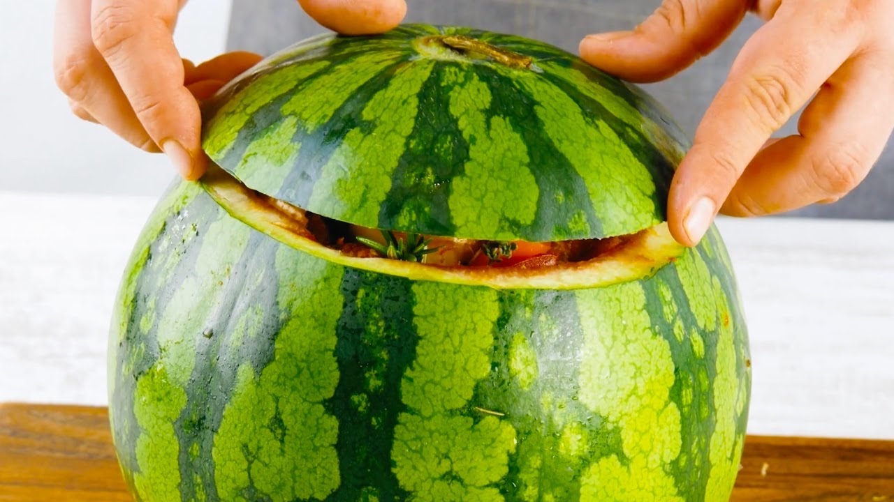 Hole das komplette Fruchtfleisch aus der Melone raus und benutze sie als Fleischtopf