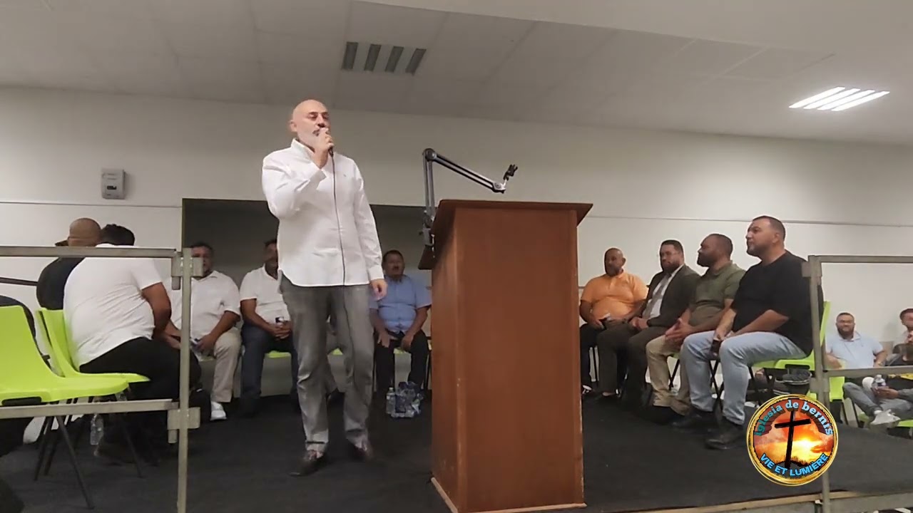 PASTOR Christophe cantando una alabanza en la campaña de Bernis 2025