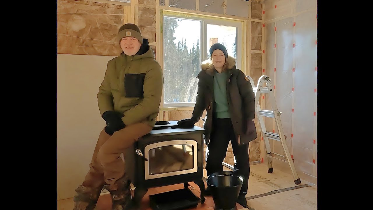 Подготовка нашей хижины к аляскинской зиме \\ Начало работ по пароизоляции и установка дровяной печи