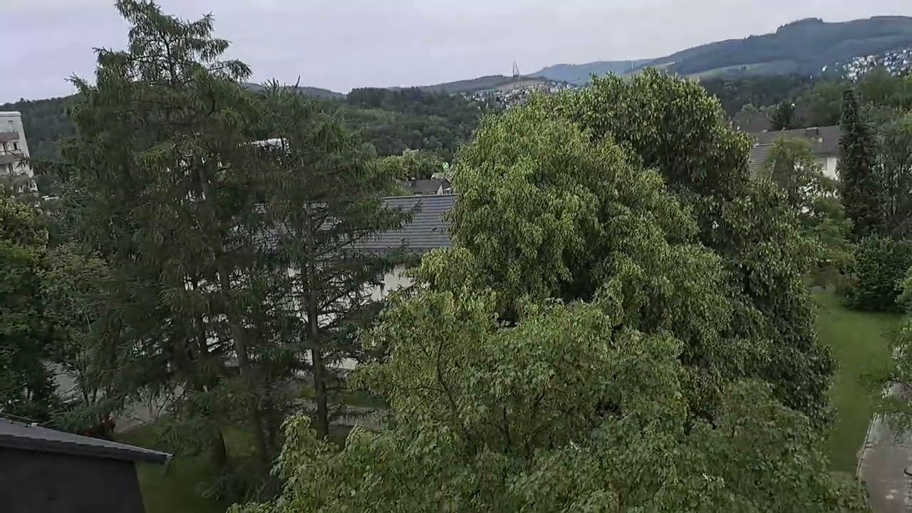 1.7.2023. Morgenrot und der Sommerorkan Nikolaus l&auml;sst sich anmerken...🌬️🌄🌧️🤷