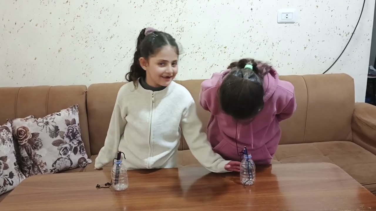 زينة وغزل 😍✏️ تحدي القلم في العلبة | مين ينجح بدون إيديه ؟ 😄✏️