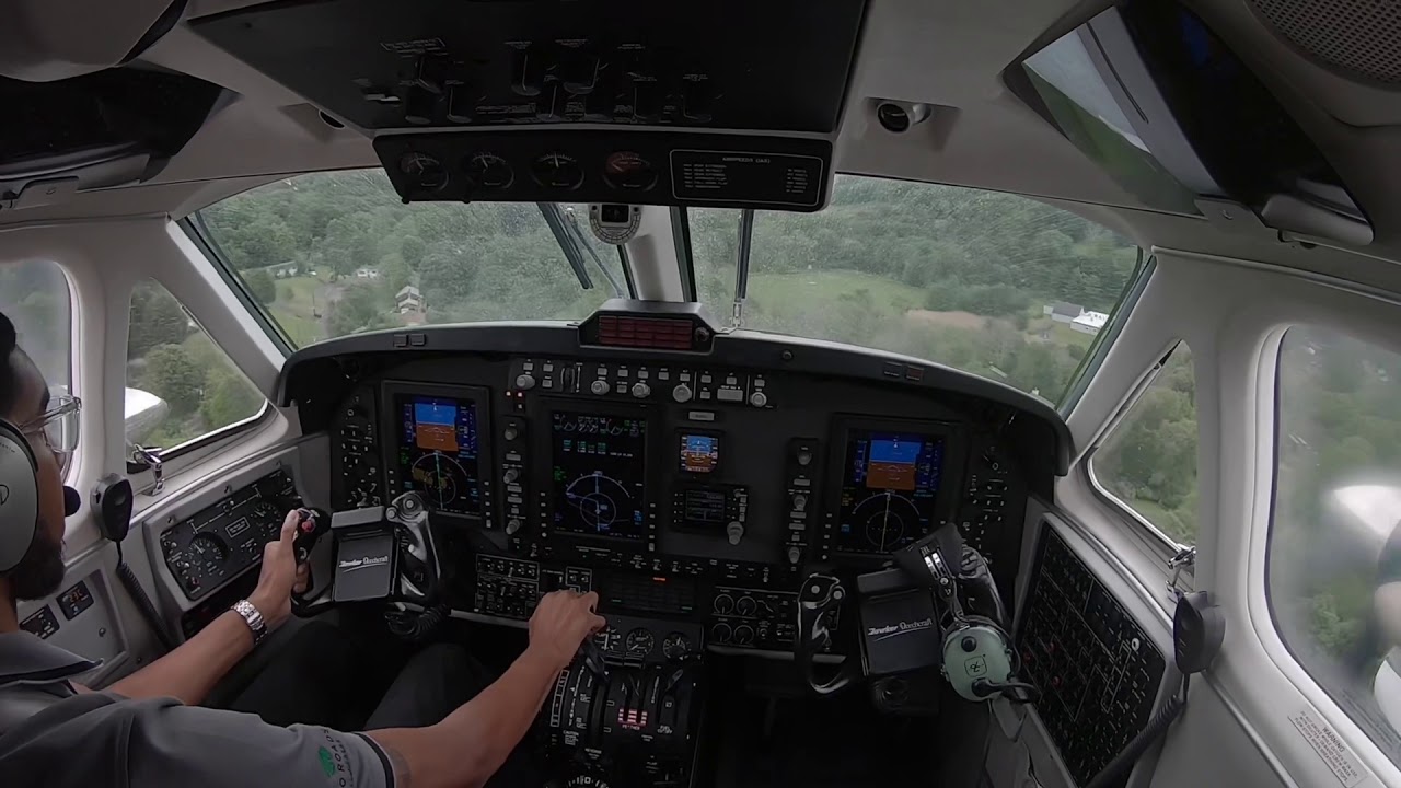 King Air 250 Approach and Landing at Danbury (KDXR)