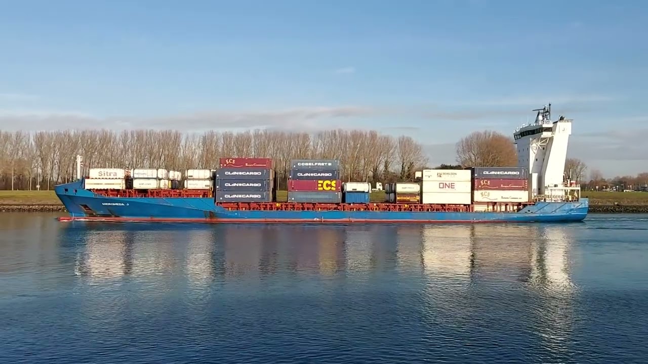 Ontmoeting onder de Calandbrug. MILANO  en ANDROMEDA J op het Calandkanaal 08-02-2026
