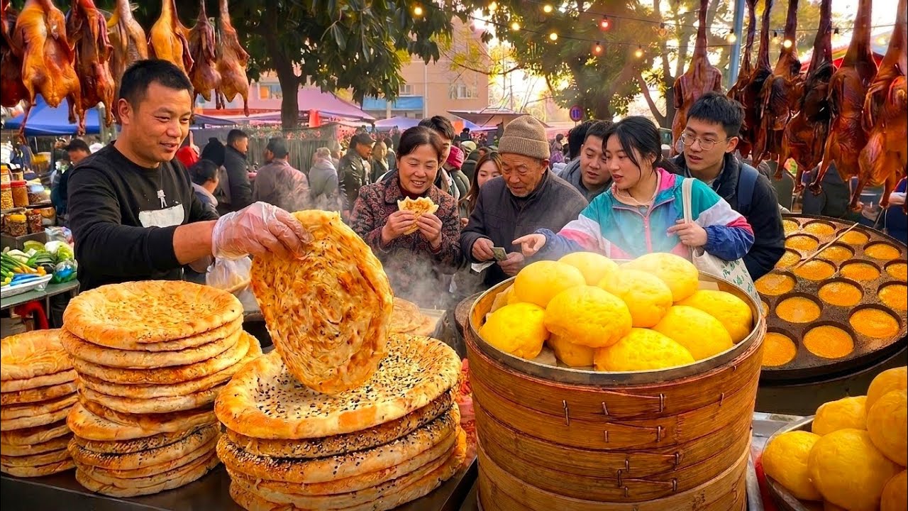 【美食發現】中国成都美食發現之旅美食合集！物價超便宜的集市，1 元一個的玉米餅，1 元一斤的蘿蔔和土豆，花 20 元美食吃撐，100 元讓你滿載而歸！跟著鏡頭沉浸式體驗小鎮集市煙火氣！
