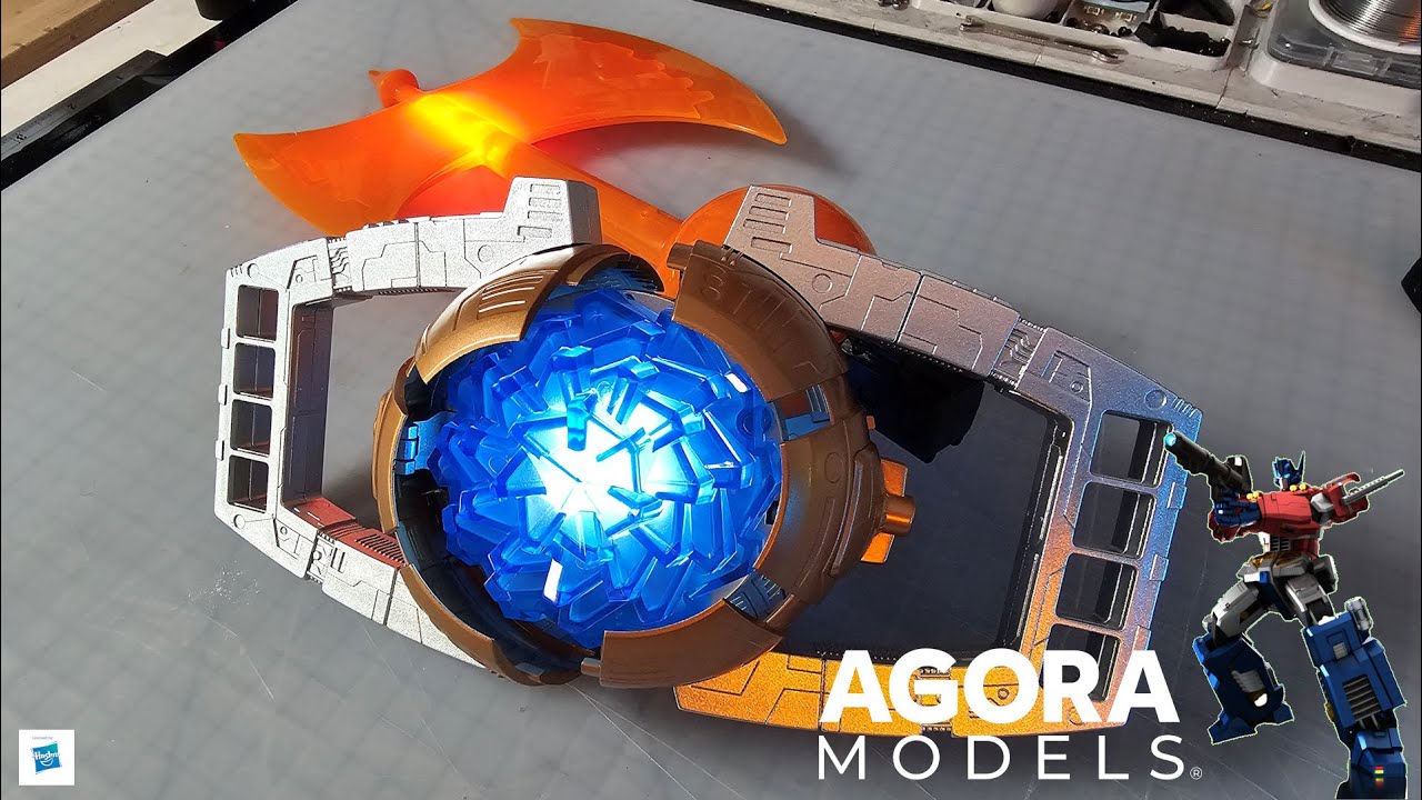 Agora Models Build the G1 Optimus Prime Transformer - Pack 12 - The Axe and The Matrix of Leadership