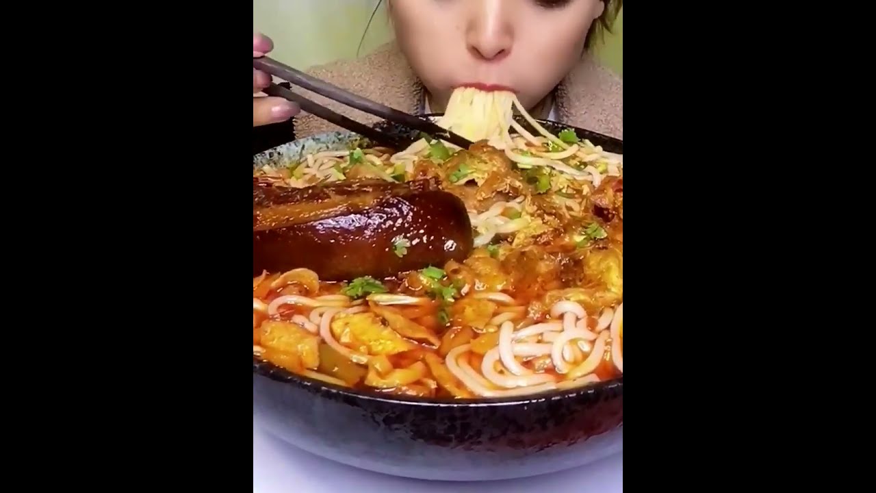 Eating pork belly and spicy snail rice noodles