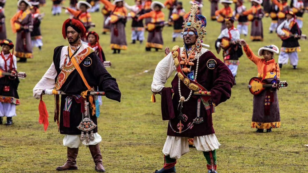 Live: Most handsome Khampa warriors take the stage at Litang Horse Festival康巴汉子的维密秀