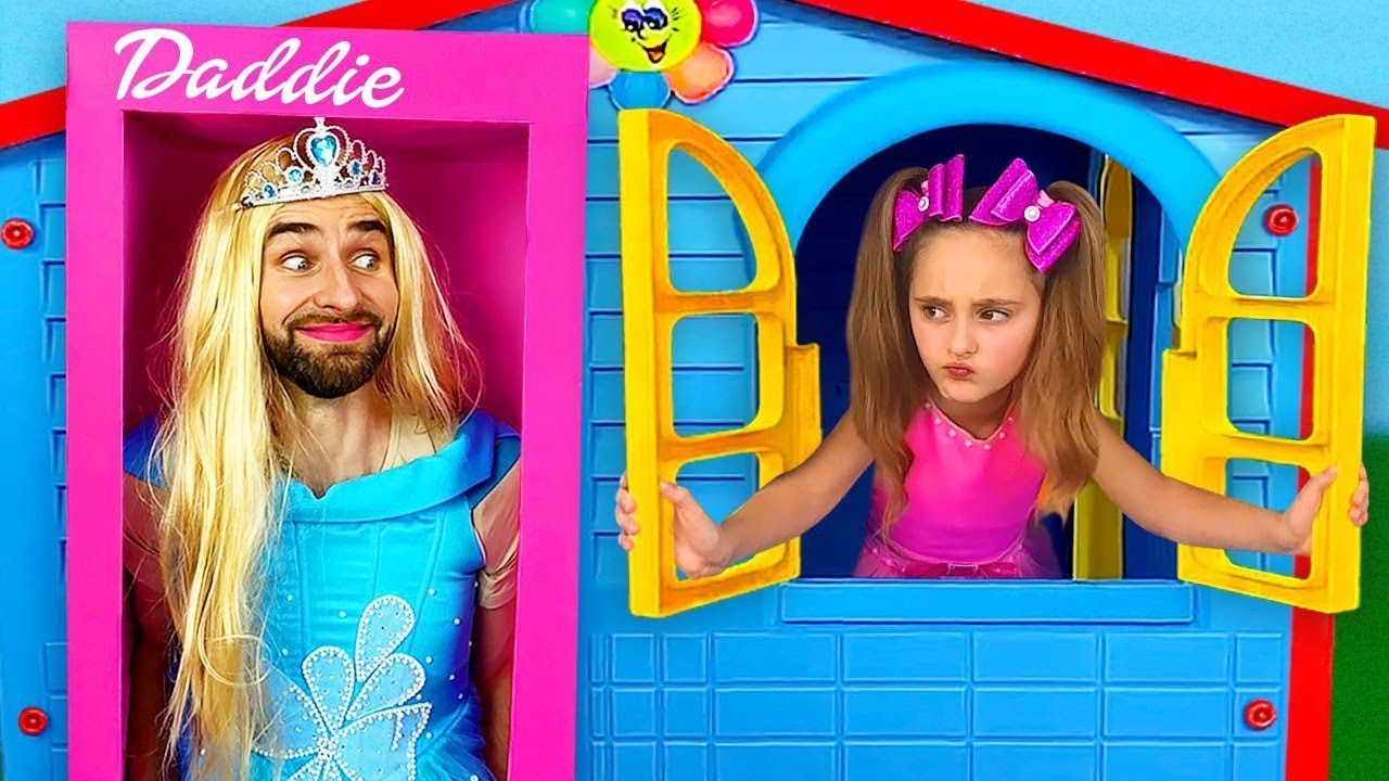 تلعب ساشا مع أبي ودمى وأميرات في الصناديق