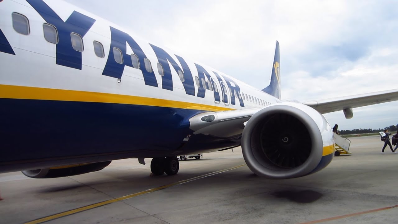 RYANAIR Boeing 737-800 full flight from Barcelona to Oporto + visit to Oporto
