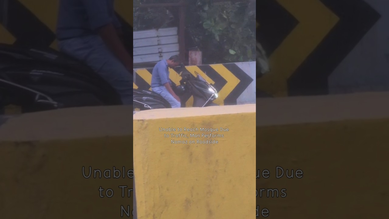 A Man Performs Namaz on Roadside #namaz #islamicshorts
