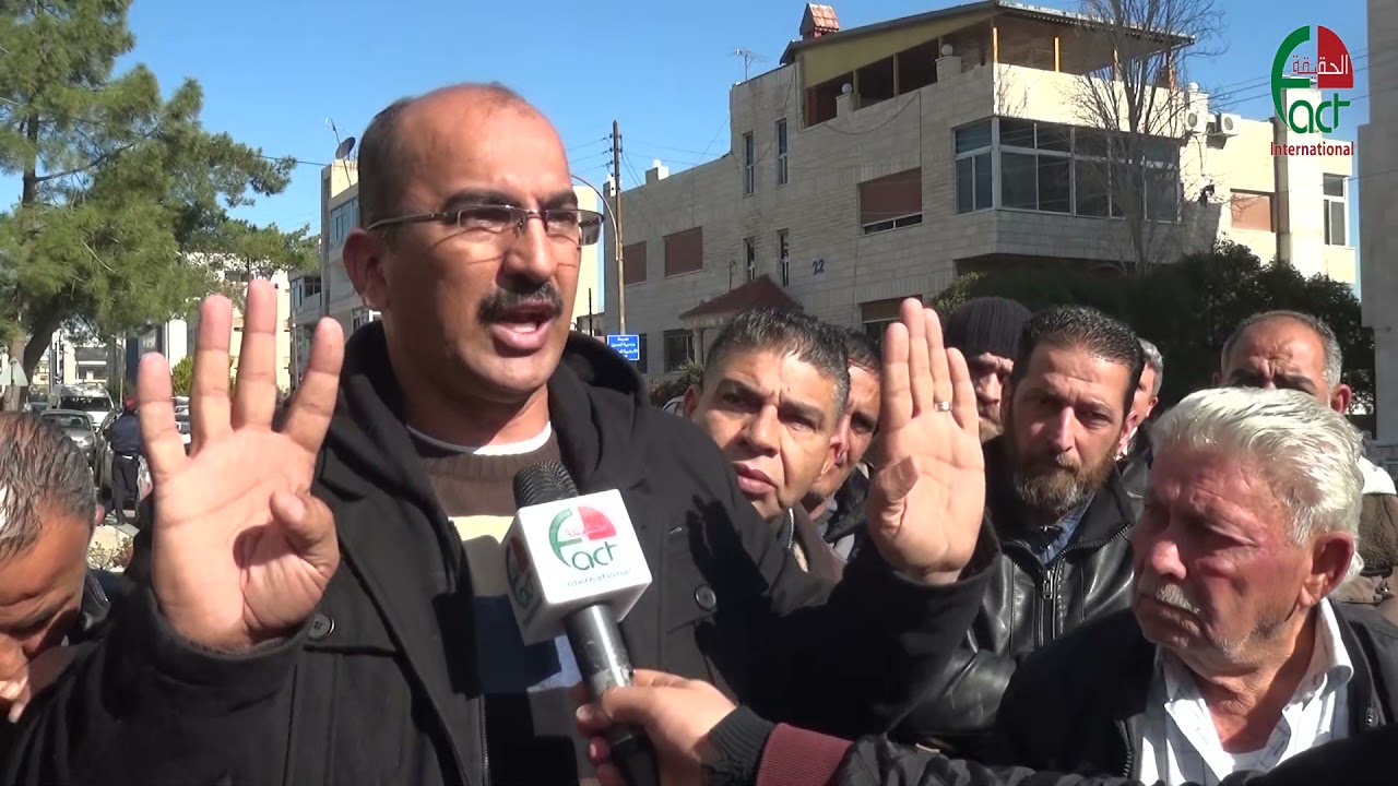 وقفة احتجاجية لسائقي سرفيس جسر الملك الحسين بعد السماح لـالأصفر بالعمل على خطهم   الحقيقة الدولية