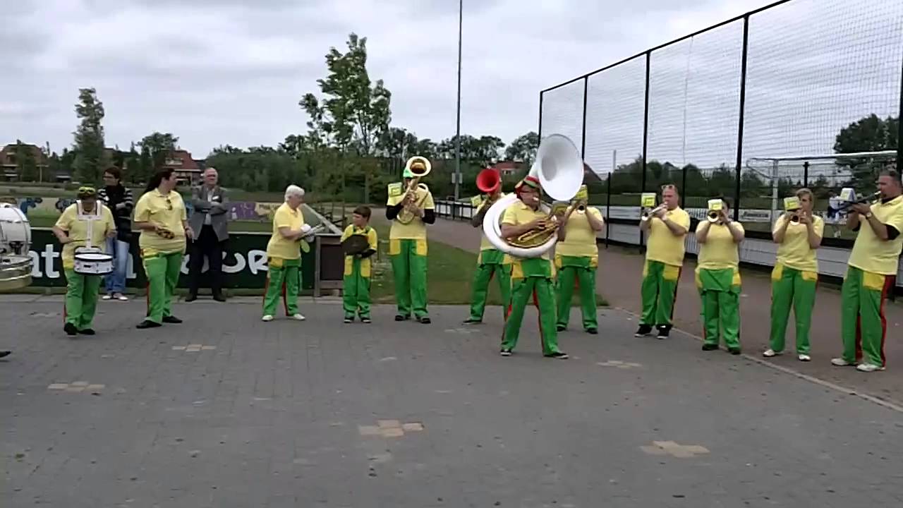 Blaaskapel de Dwarsliggers bij PSV in Poortugaal