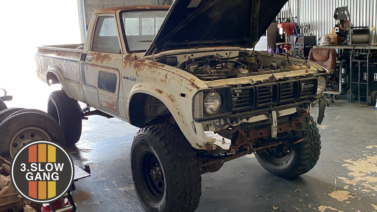Установка лифт-комплекта для пикапа Toyota Hilux 4X4 1981 года