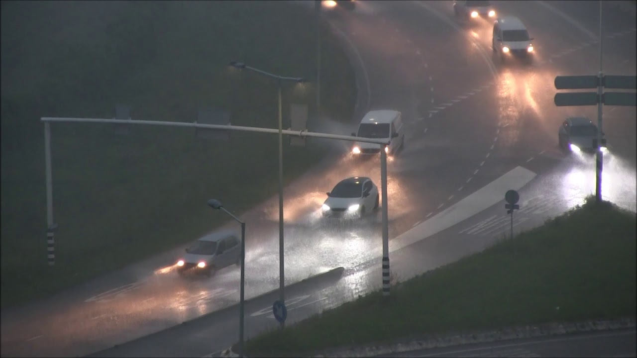Hevige regenbui zet #Capelseplein #Capelle aan den IJssel onderwater 10 juni 2019