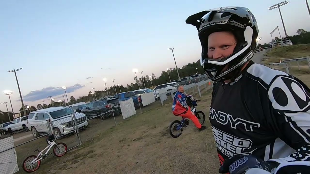Ночные гонки BMX в Лексингтоне, 18 сентября 2025 г., 41-45, средний уровень