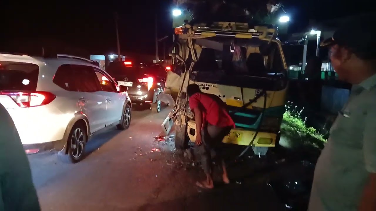 Laka lantas jalan medan kotacane TRuck vs truck Untung sopirnya tak apa apa