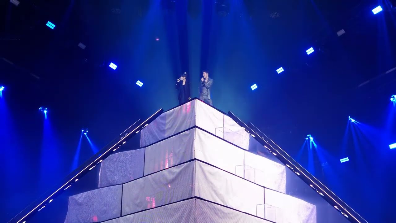 Дима Билан - 16 ❤️‍ В области сердца ❤️‍ (c Дианой Анкудиновой) (Крокус Сити Холл 15.02.2024)