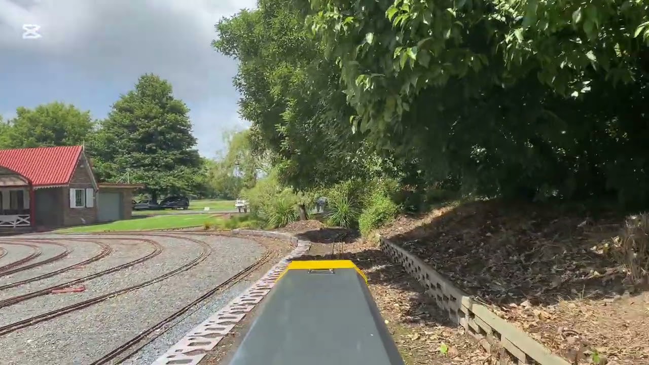 DERAILMENT) DXR 8022, Hamilton Model Engineers outer track full loop