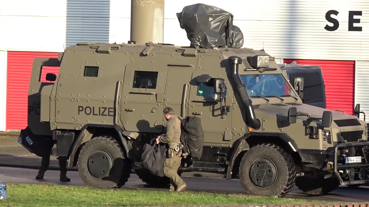 Übung Polizei mit Spezialeinheiten mit Survivor + Feuerwehr + Rettungsdienst in Essen am 02.12.24