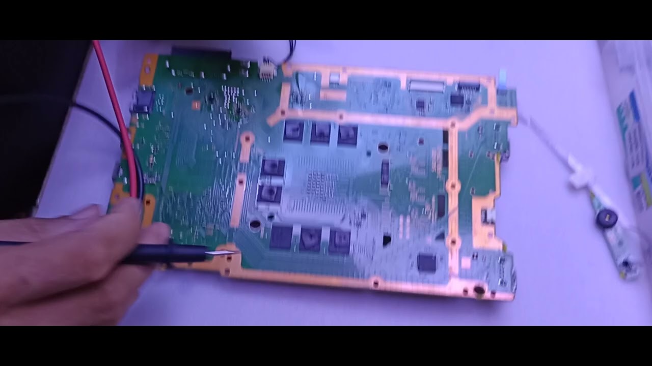 PS4  super slim não liga analisando a placa