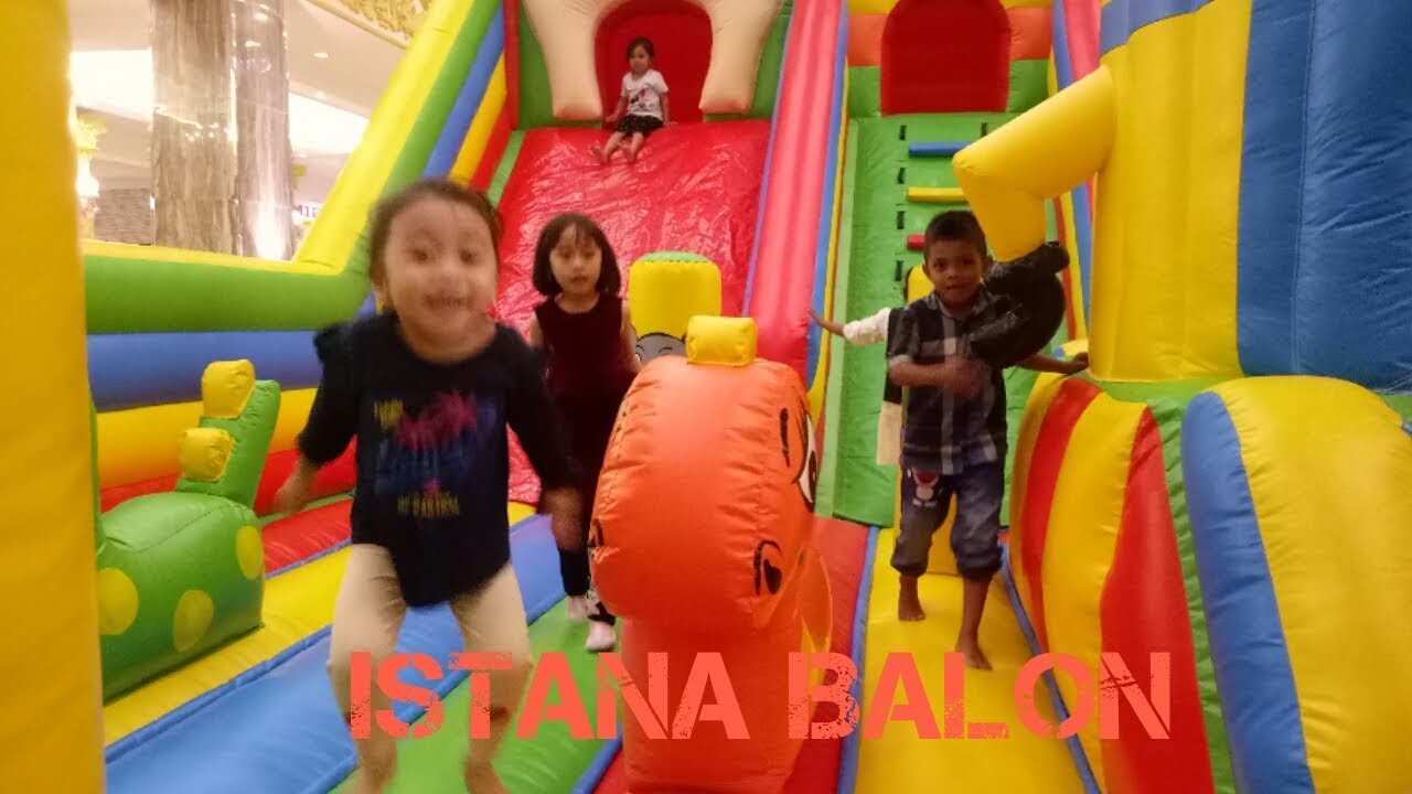 Bermain perosotan dan mainan anak di istana balon | Indoor Playground family fun