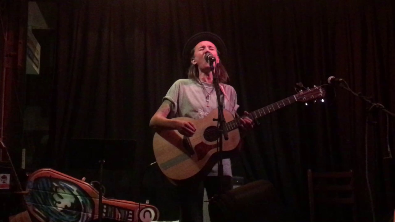 Ari Scott Performing at Elwood Lounge Melbourne Australia