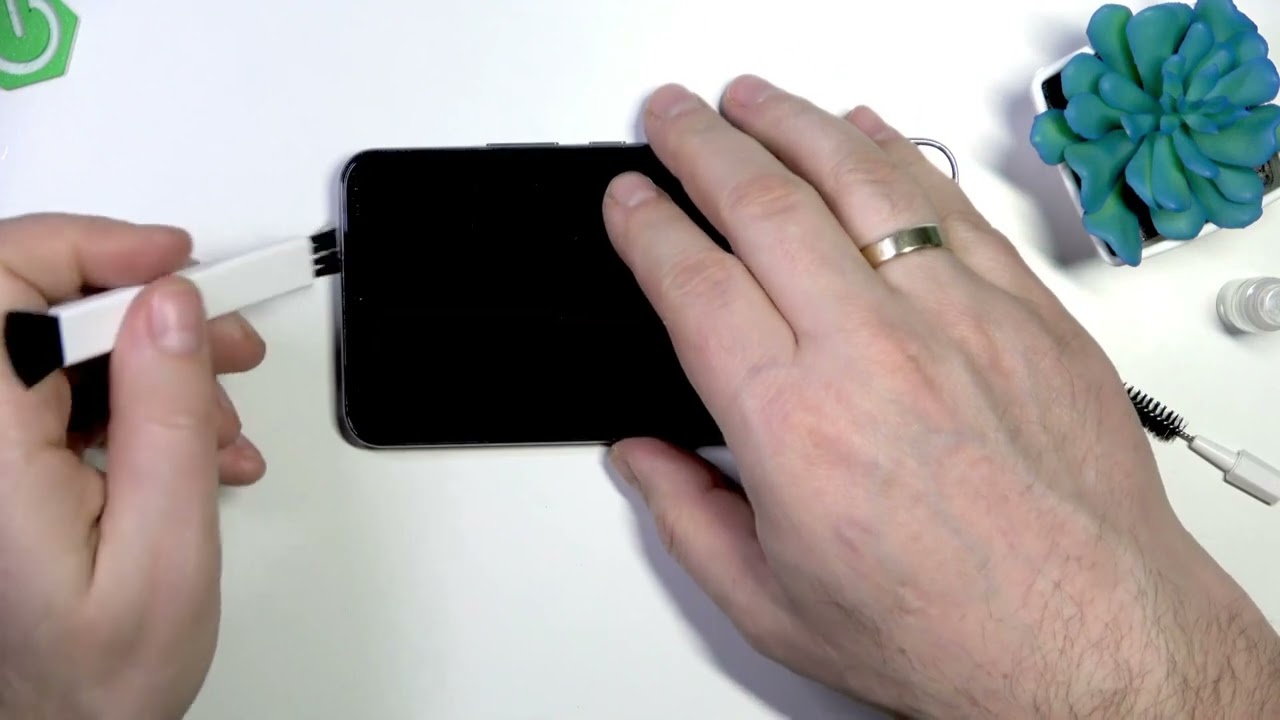 SAMSUNG Galaxy S22+ 5G - How to Clean the Speaker