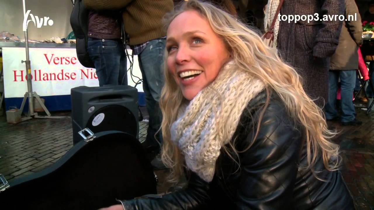 TOPPOP3 Sabine Uitslag op straat voor Serious Request
