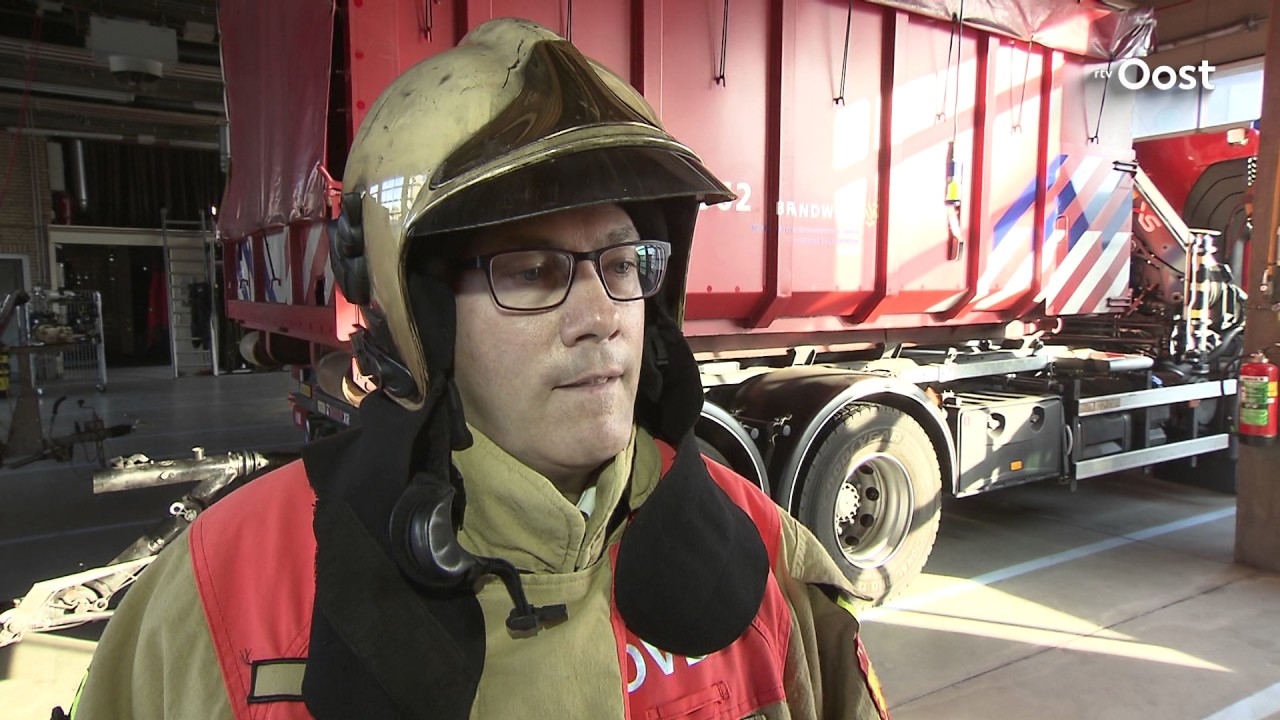 Brandweer Twente heeft nieuwe helm die groter gemaakt kan worden bij hitte