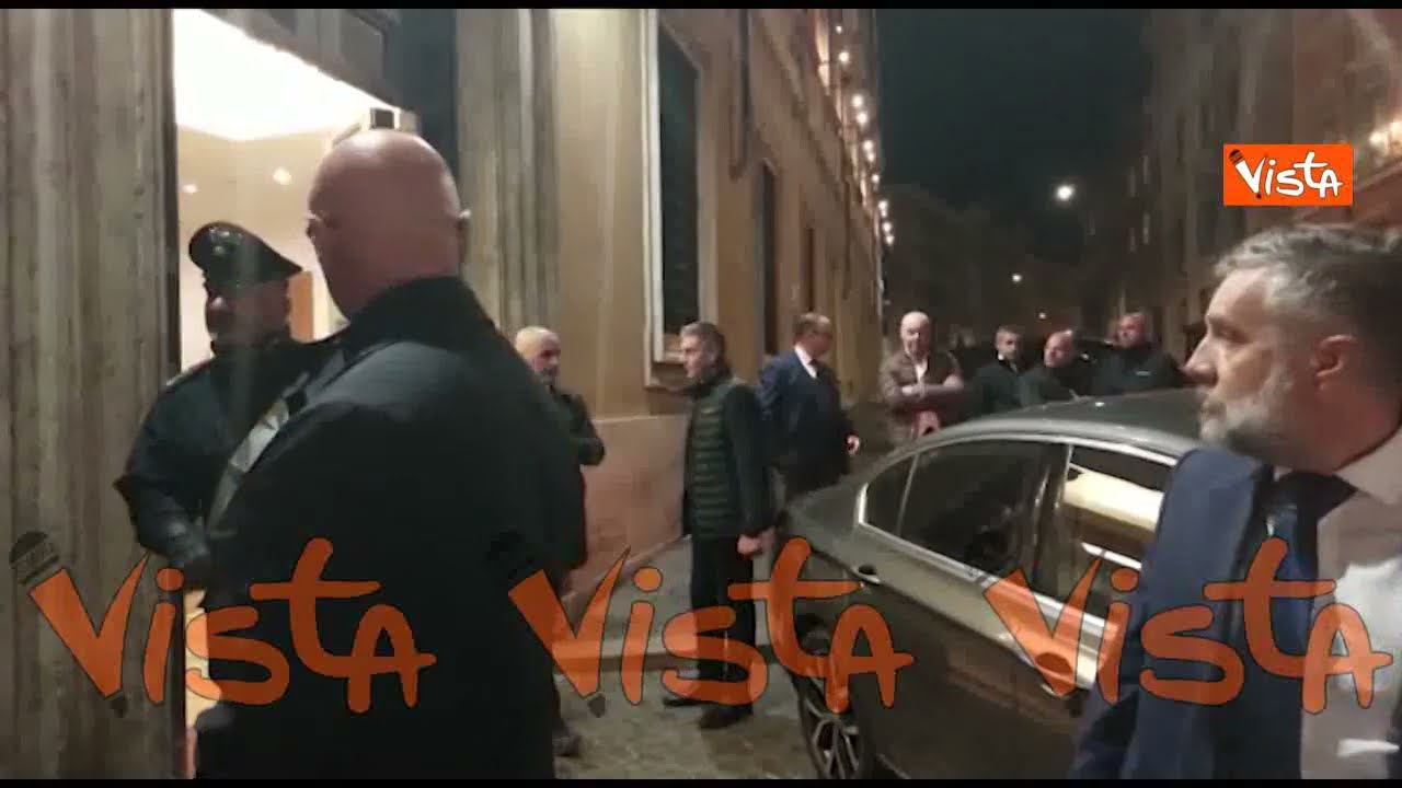 Berlusconi esce dal Senato dopo suo ritorno in Aula e saluta: 