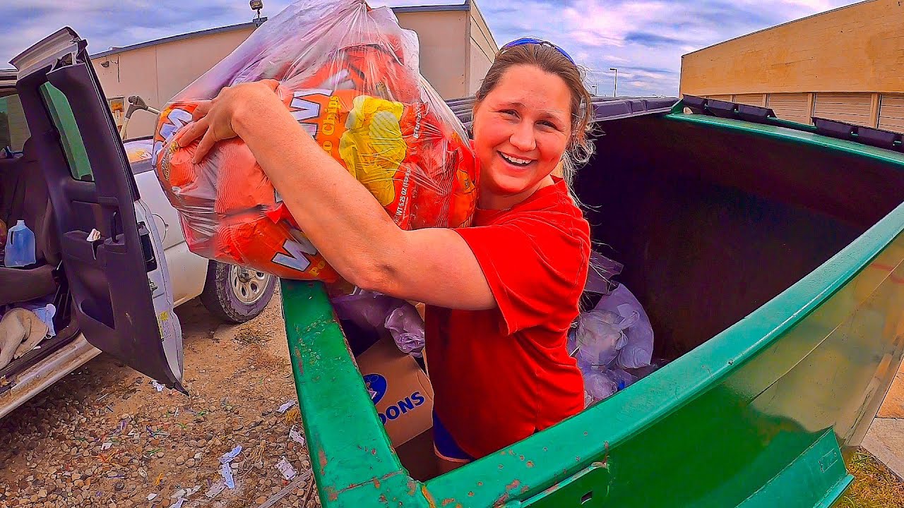 SNACK ATTACK!!We Found A Mountain Of Free Food While Dumpster Diving!