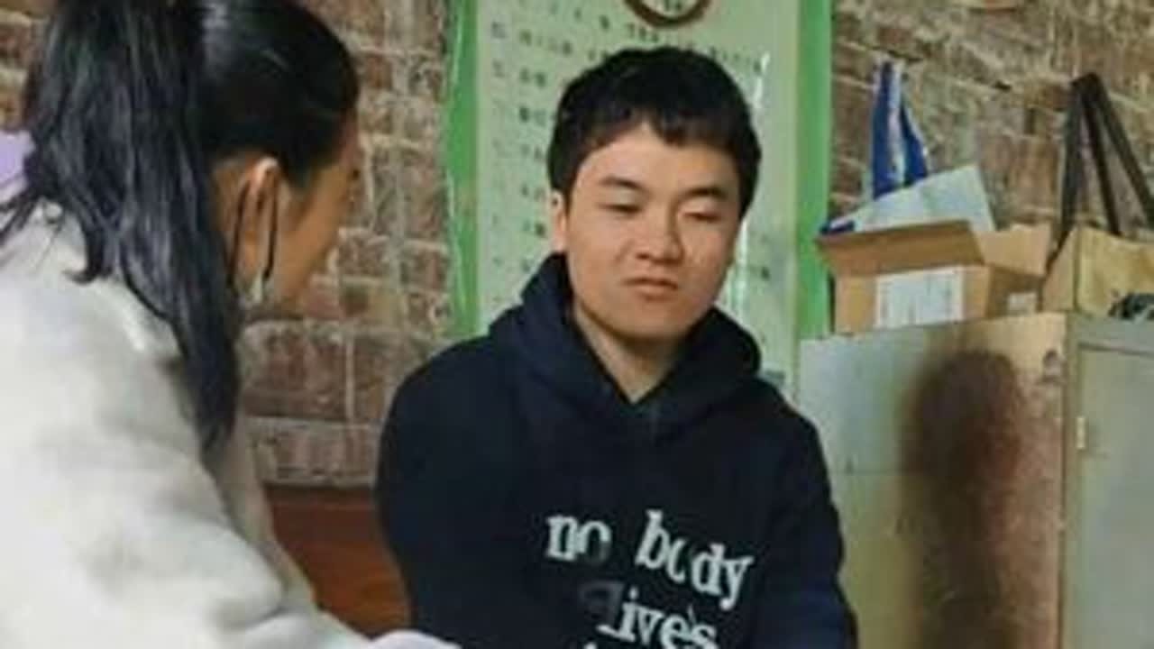 一个励志又懂事的少年，从小就失去父爱母爱的他和弟弟由叔叔抚养（弟弟已送特殊学校）。他现在县第一中学读高二。