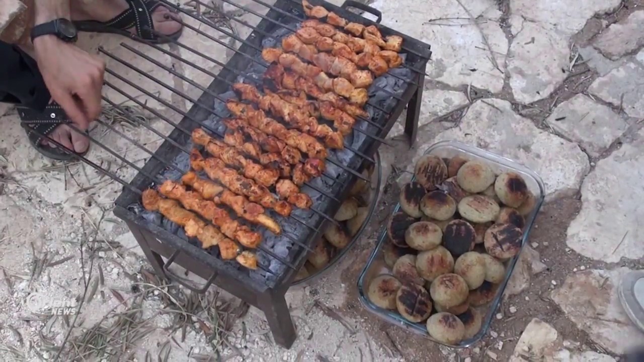 عودة الحياة إلى مدينة الباب وشلة شباب تجهز مائدة فاخرة للإفطار - موائد رمضان