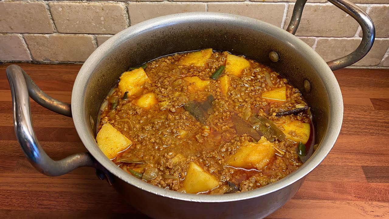 Keema curry with potato- আলু দিয়ে ক্ষিমা কারি। 