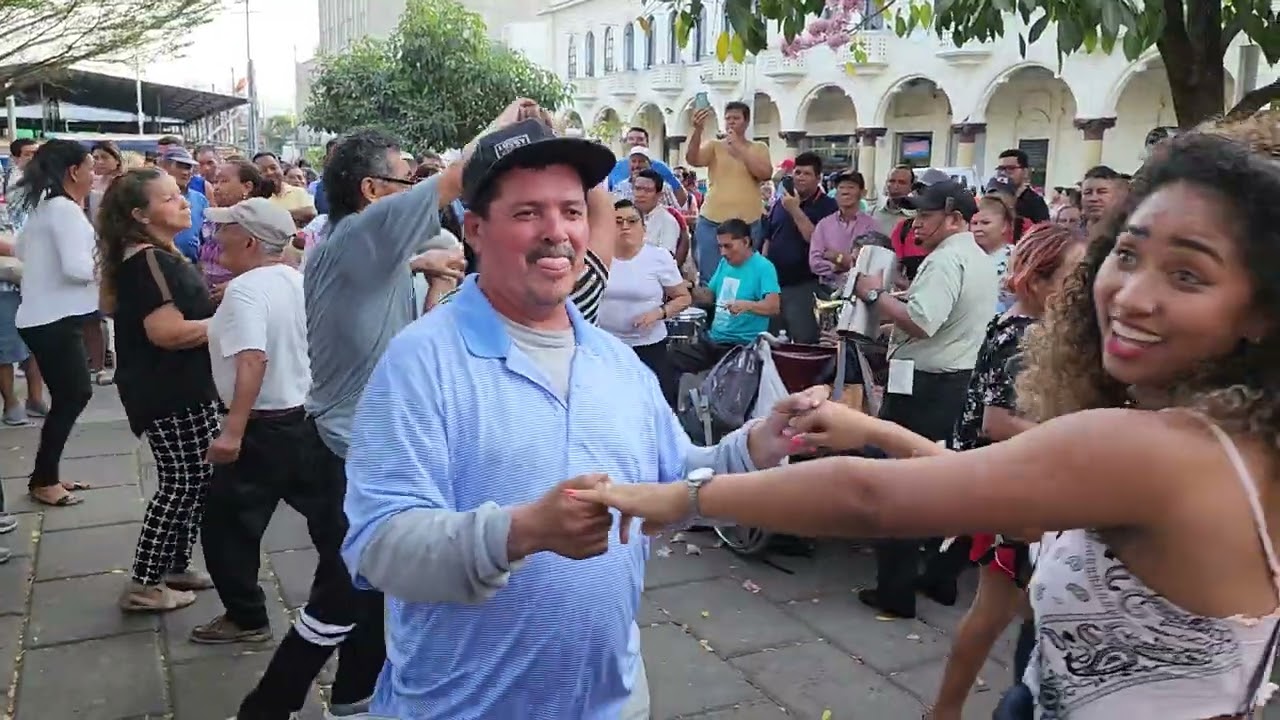 🛑 pobre dulcero se lo hicieron leña frente a todos,,, no te vaya a morder le dijo a la chica 😱😎😨